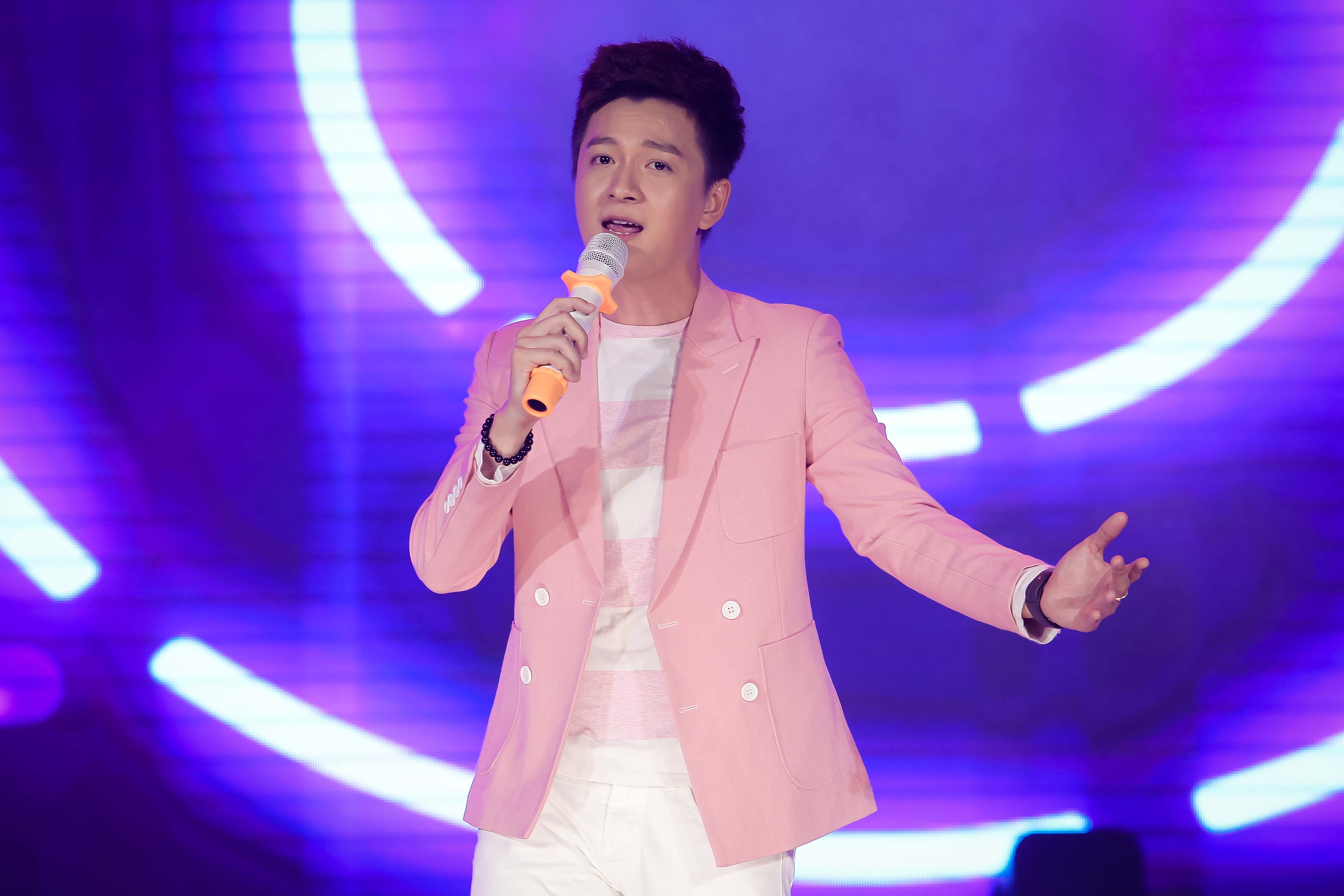 Đ&agrave;m Vĩnh Hưng, Minh Hằng, Ng&ocirc; Kiến Huy đốt ch&aacute;y live show 9 Mai V&agrave;ng kết nối - Ảnh 11.