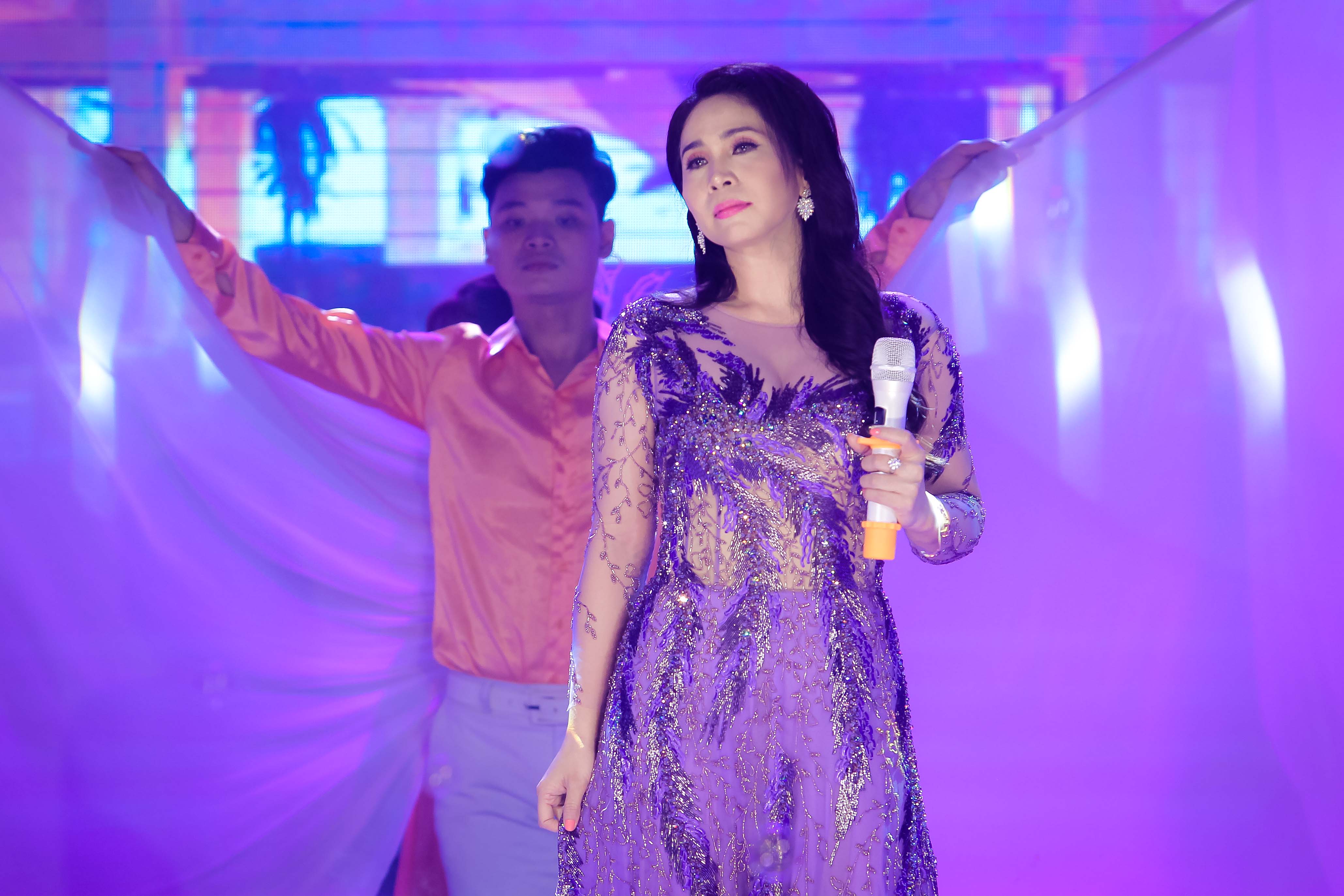 Đ&agrave;m Vĩnh Hưng, Minh Hằng, Ng&ocirc; Kiến Huy đốt ch&aacute;y live show 9 Mai V&agrave;ng kết nối - Ảnh 21.