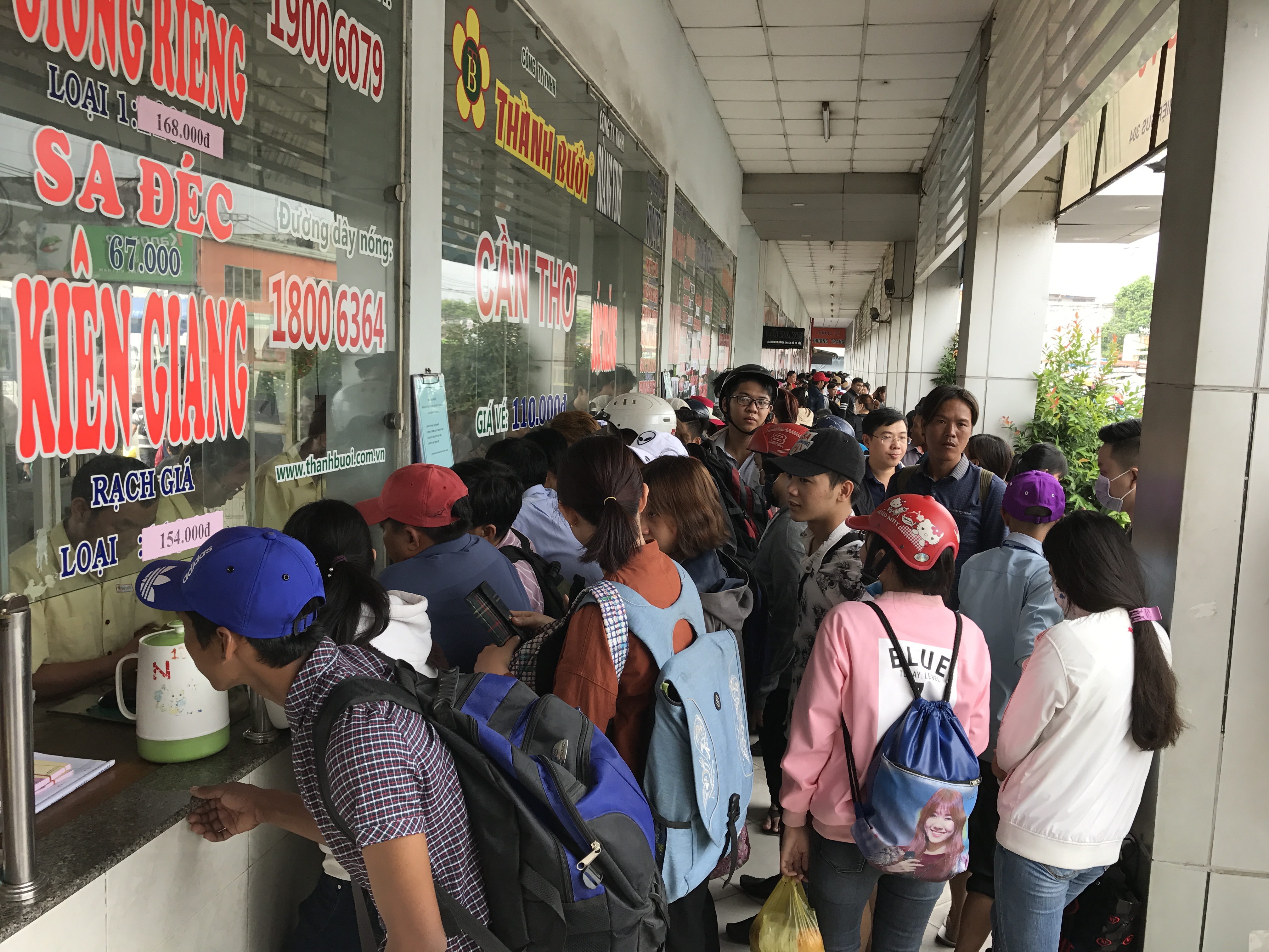 D&ograve;ng người bắt đầu đổ về bến xe, t&agrave;u, ph&agrave; - Ảnh 1.