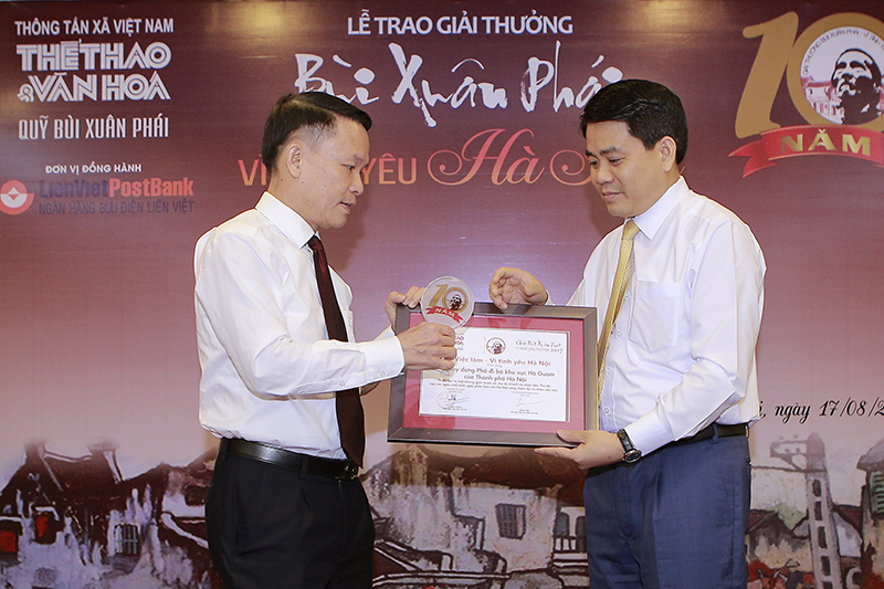 Chủ tịch Hà Nội Nguyễn Đức Chung nhận giải Bùi Xuân Phái