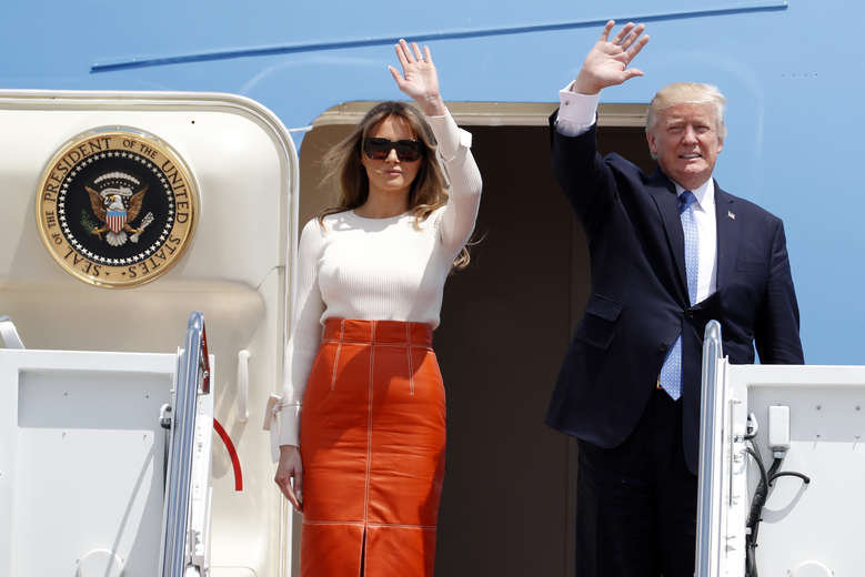 Ông Trump vừa ra nước ngoài, Nhà Trắng lại khổ sở