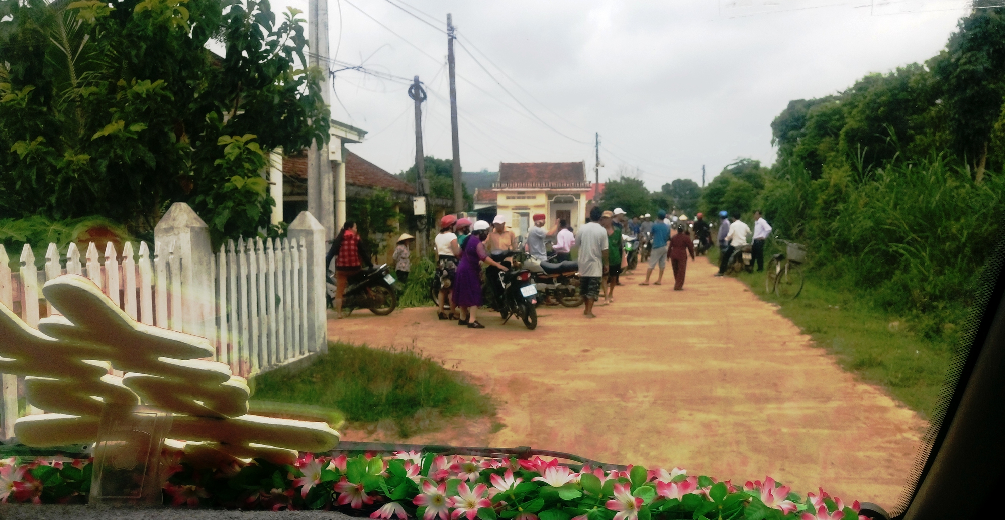 Trưởng thôn chặn xe cưới để đòi nợ giao thông nông thôn