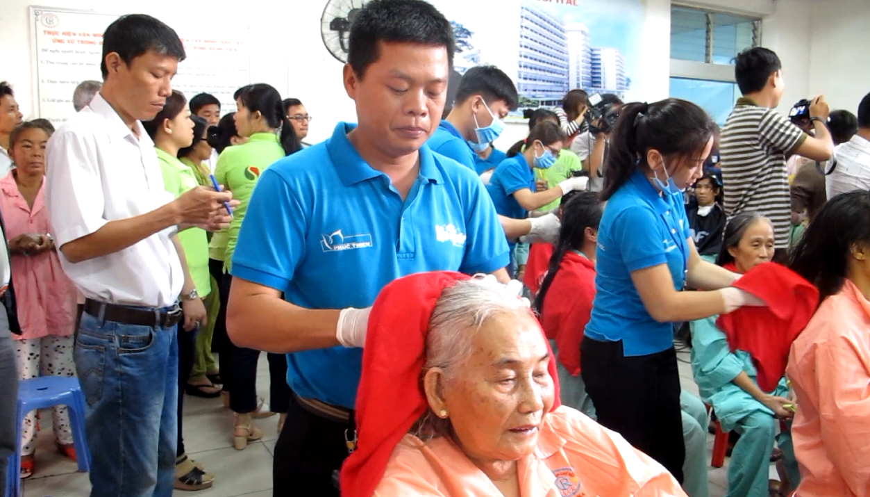 80 lượt bệnh nhân đã được hớt tóc, gội đầu