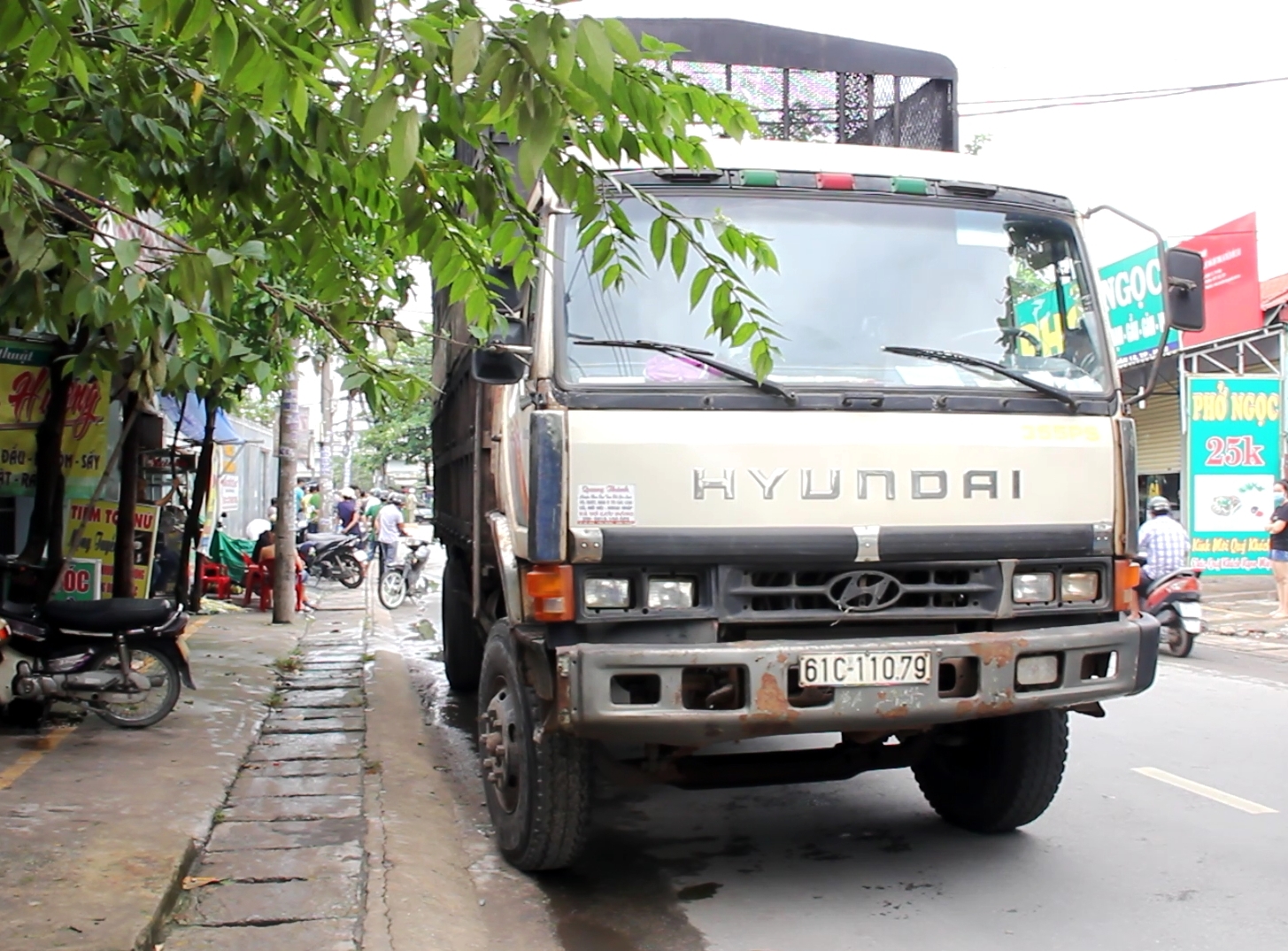 TP HCM: Xe tải c&aacute;n chết một phụ nữ ở đoạn đường cong - Ảnh 2.