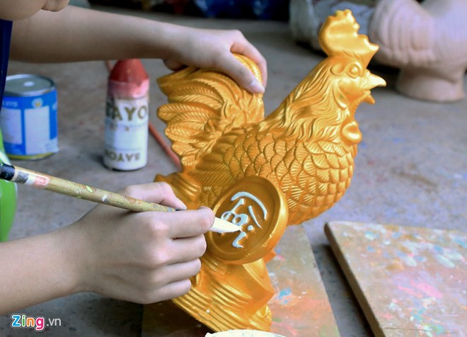 Hối hả sản xuất gốm gà vàng phục vụ Tết