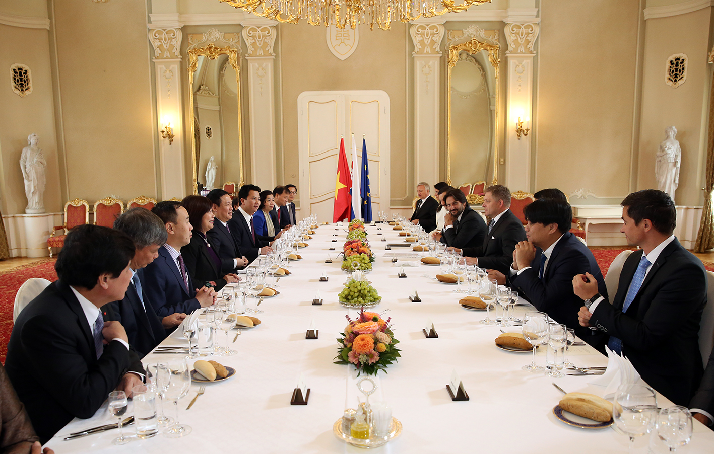 Phó Thủ tướng Vương Đình Huệ thăm trường cũ ở Slovakia - Ảnh 3.