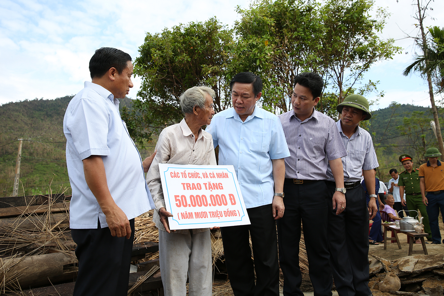 Cuối tuần, Phó Thủ tướng tặng quà trung thu trẻ mồ côi Hà Tĩnh - Ảnh 2.