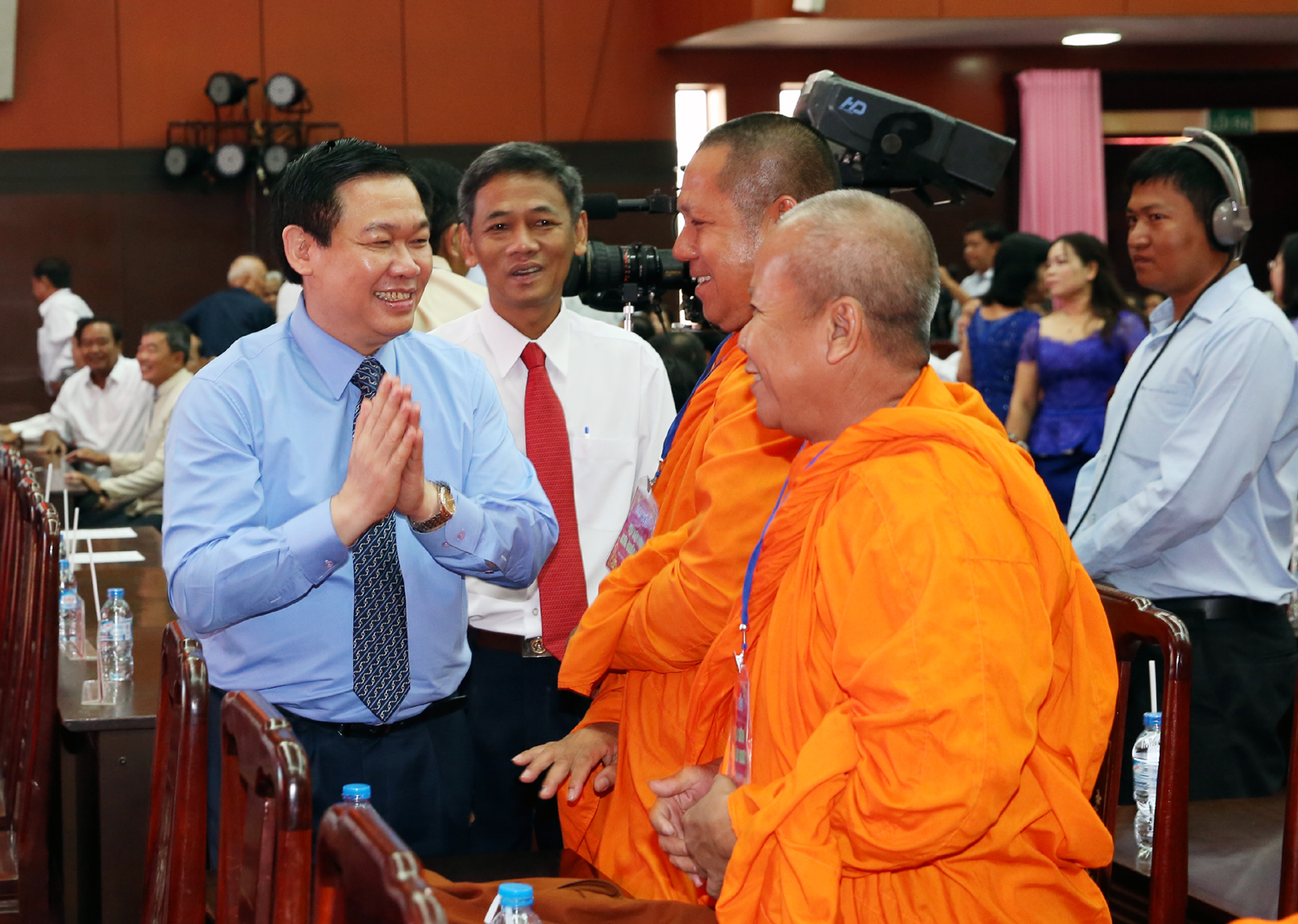 Phó Thủ tướng Vương Đình Huệ gặp gỡ cán bộ, chư tăng, tăng sinh, học sinh, sinh viên, gia đình chính sách là người dân tộc Khmer - Ảnh: Thành Chung