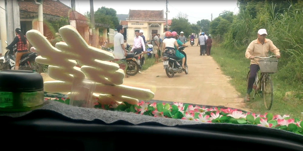 Chặn xe cưới đòi nợ nông thôn mới: Cho họ nghỉ luôn là tốt nhất!