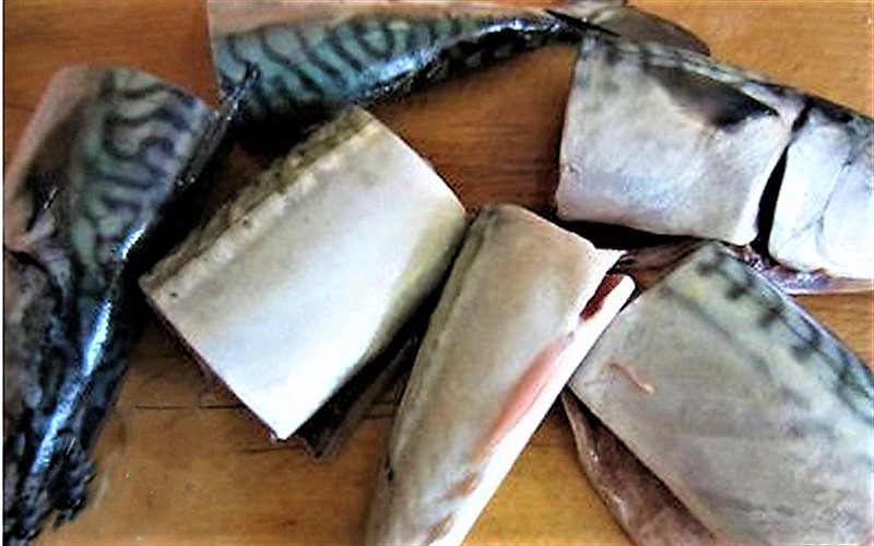 Mộc mạc canh c&aacute; nục b&ocirc;ng nấu ng&oacute;t - Ảnh 4.