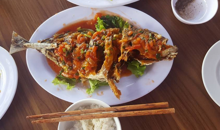Bị du kh&aacute;ch tố chặt ch&eacute;m, chủ nh&agrave; h&agrave;ng nhờ luật sư v&agrave;o cuộc - Ảnh 1.