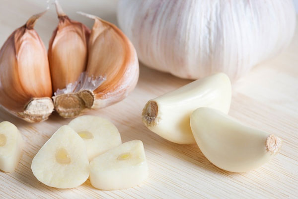 
Tỏi chứa th&agrave;nh phần gi&uacute;p ổn định huyết &aacute;p c&ugrave;ng với nhiều lợi &iacute;ch sức khỏe kh&aacute;c. Ảnh: Yenlifeyoga.
