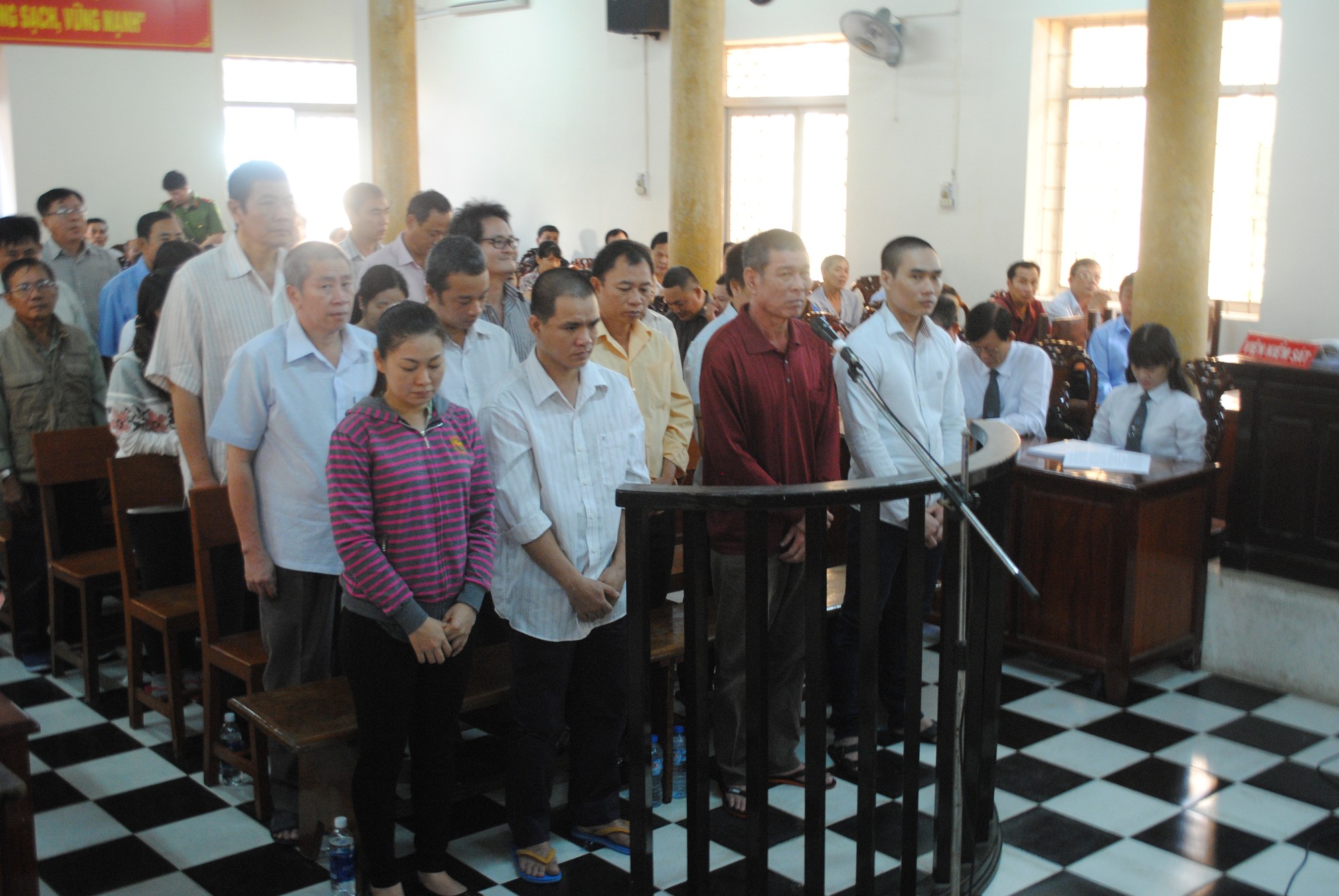Hơn chục cán bộ thuế, hải quan hầu tòa vì tiếp tay cho DN "ma"