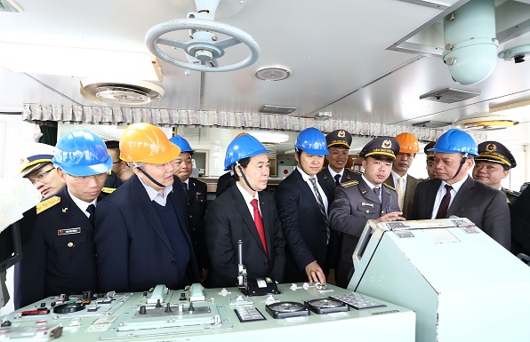 Quan khách dự lễ tiếp nhận lên ca bin tàu thăm quan