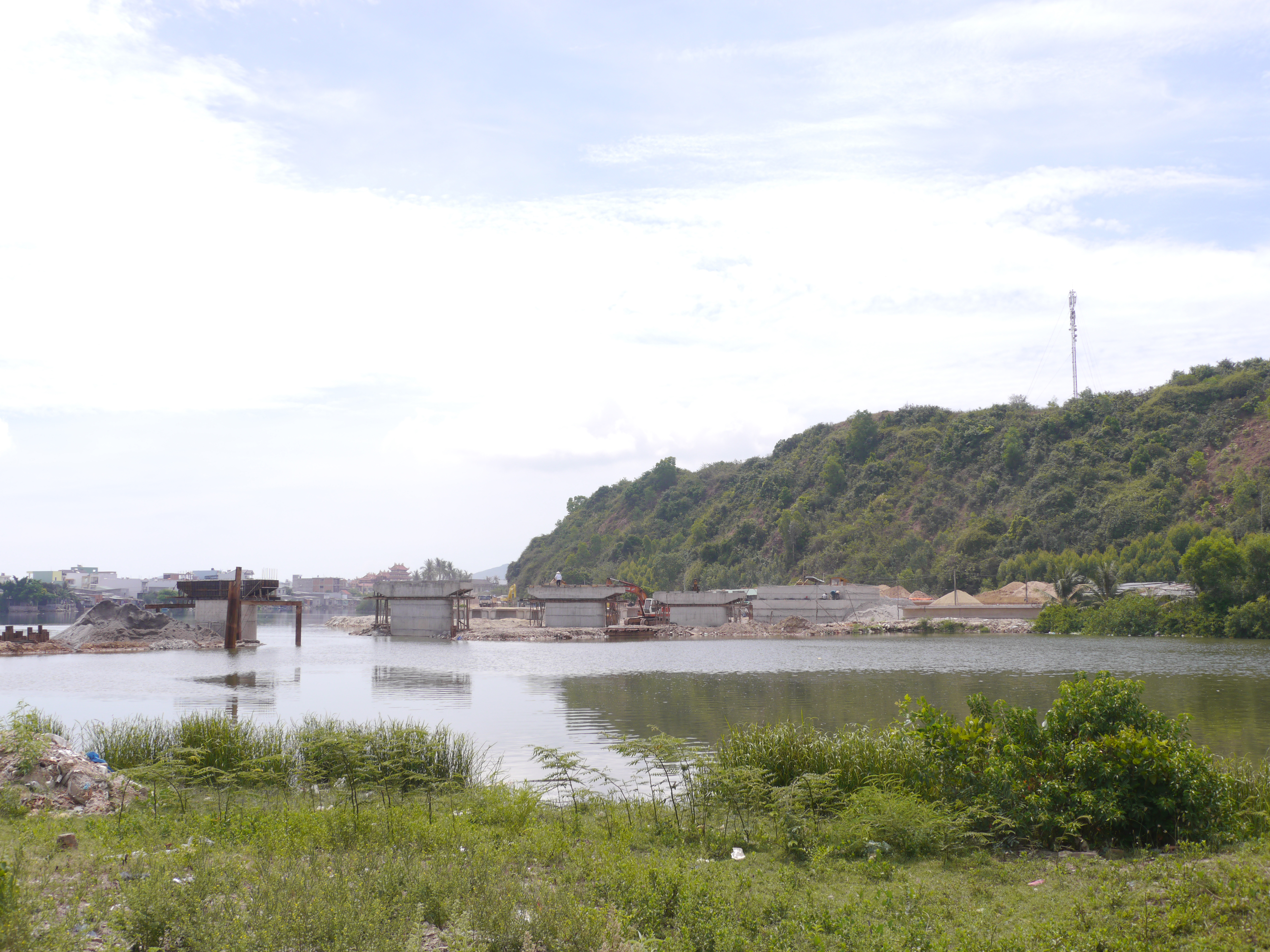 Doanh nghiệp ngăn sông, người nuôi tôm khốn đốn