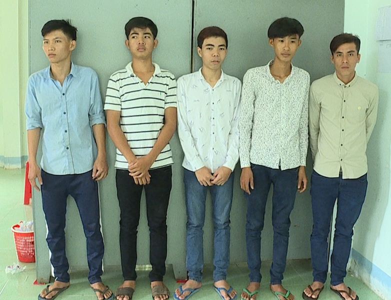 Thiếu nữ  "kênh" nhau, cả đám thanh niên mang họa