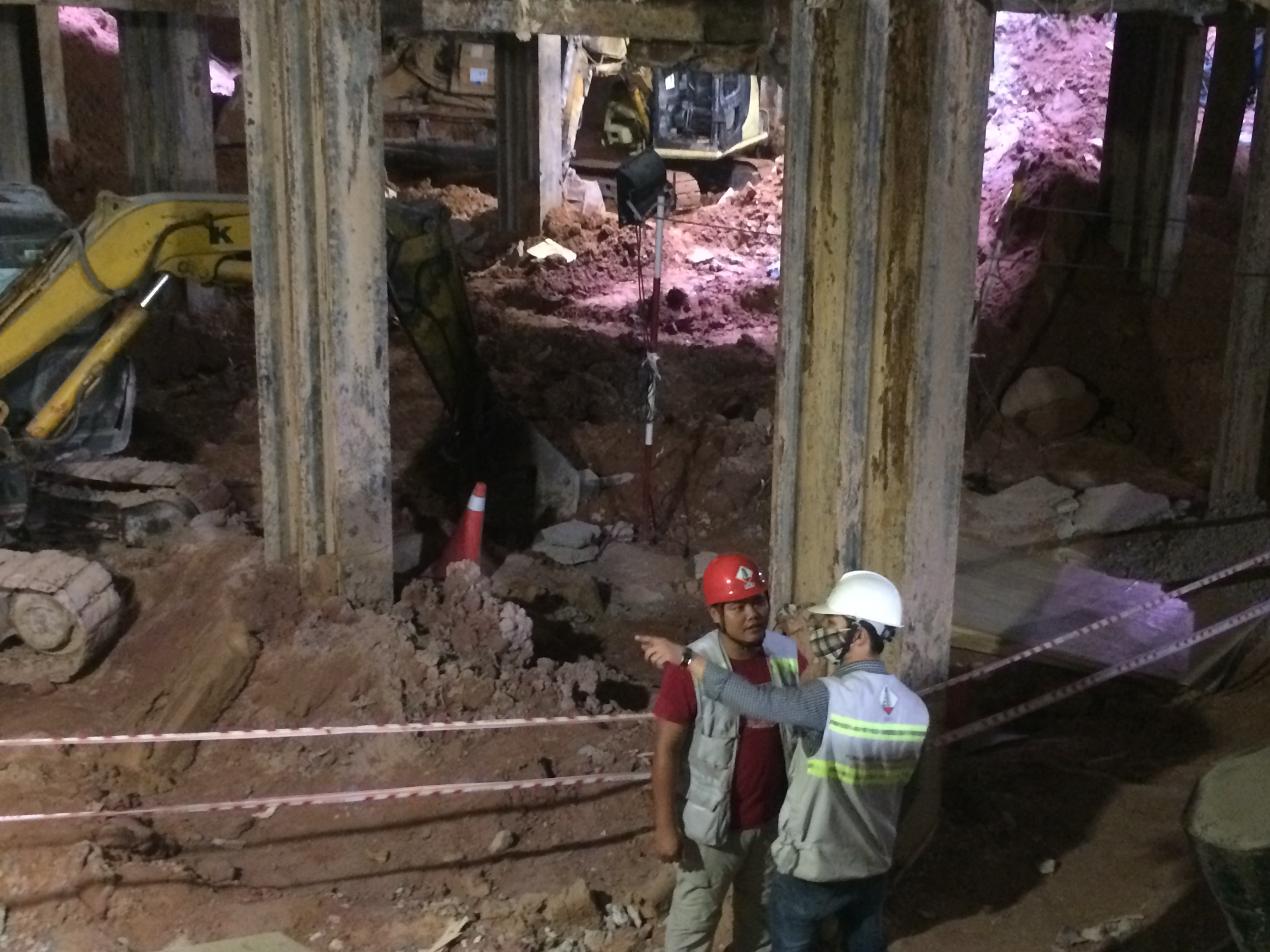 
Xu&acirc;n cận kề nhưng dưới đ&uacute;ng 3 tầng hầm tuyến metro s&ocirc; 1, kh&ocirc;ng kh&iacute; lao động vẫn v&ocirc; c&ugrave;ng tất bật nhưng tỉ mẩn. Trong ảnh: C&aacute;c kỹ sư đang trao đổi cụ thể trước khi bắt tay v&agrave;o thực hiện
