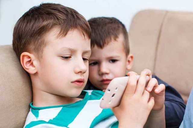 Bố mẹ làm gì khi con thích chơi điện tử hơn đọc sách?