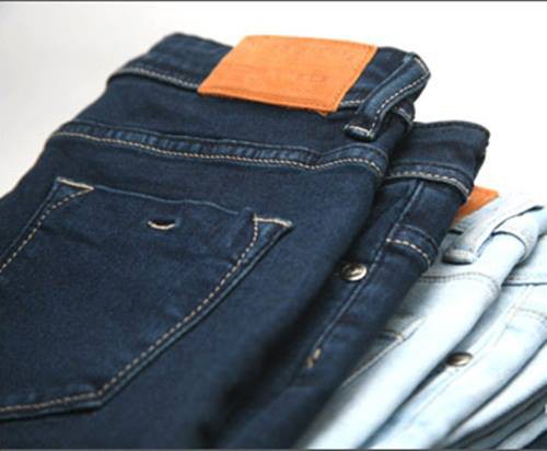 TP HCM không cấm công chức mặc quần jeans, áo thun đi làm - Ảnh 1.