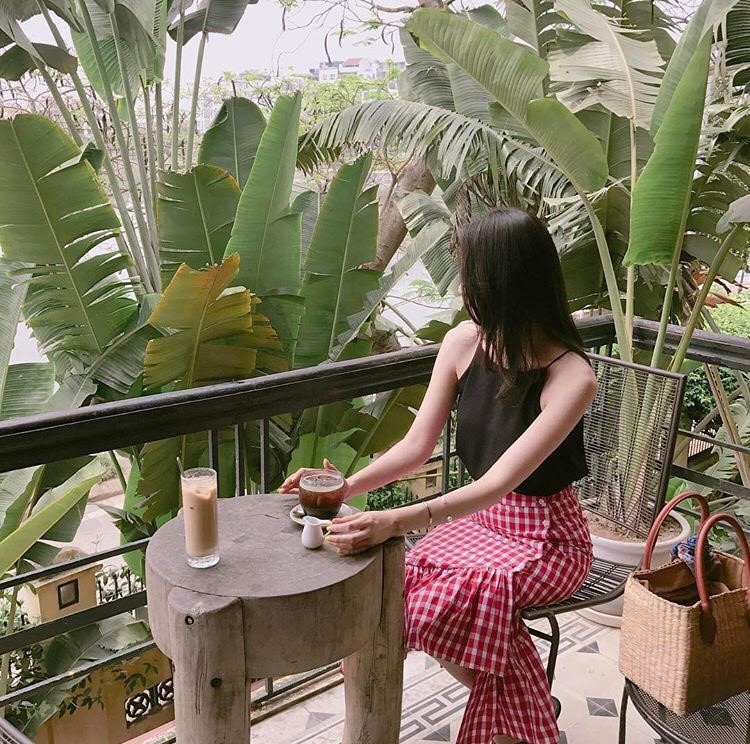 Em chỉ biết chờ đợi một phép nhiệm màu...