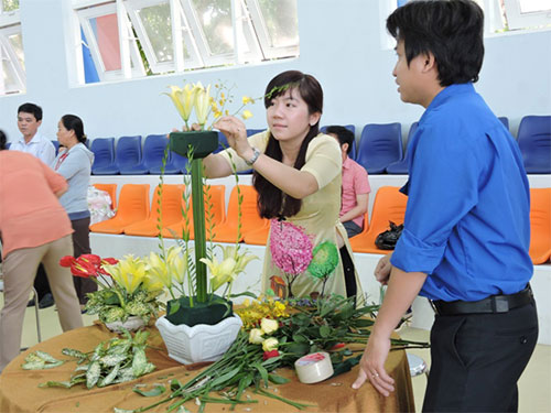 210 thí sinh thi cắm hoa, làm mứt