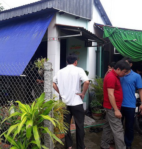 Bắt khẩn cấp nghi phạm rạch đ&ugrave;i phụ nữ - Ảnh 1.