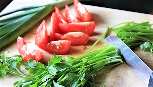 Cà chua, hành lá, cần tây cho món canh ngót