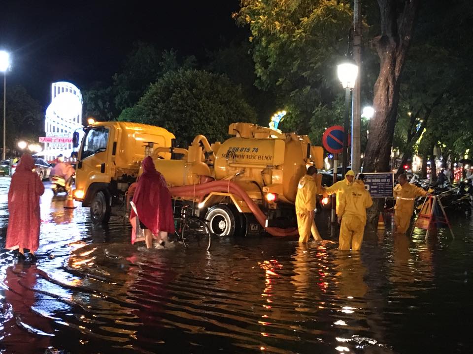 Mưa lớn, Hà Nội ngập sâu, giao thông hỗn loạn
