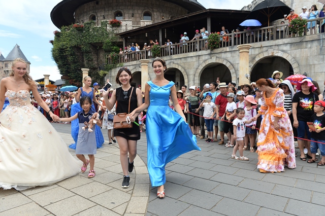 Sun World Ba Na Hills mang đến thủ đ&ocirc; m&agrave;n tr&igrave;nh diễn carnival đặc sắc nhất - Ảnh 1.