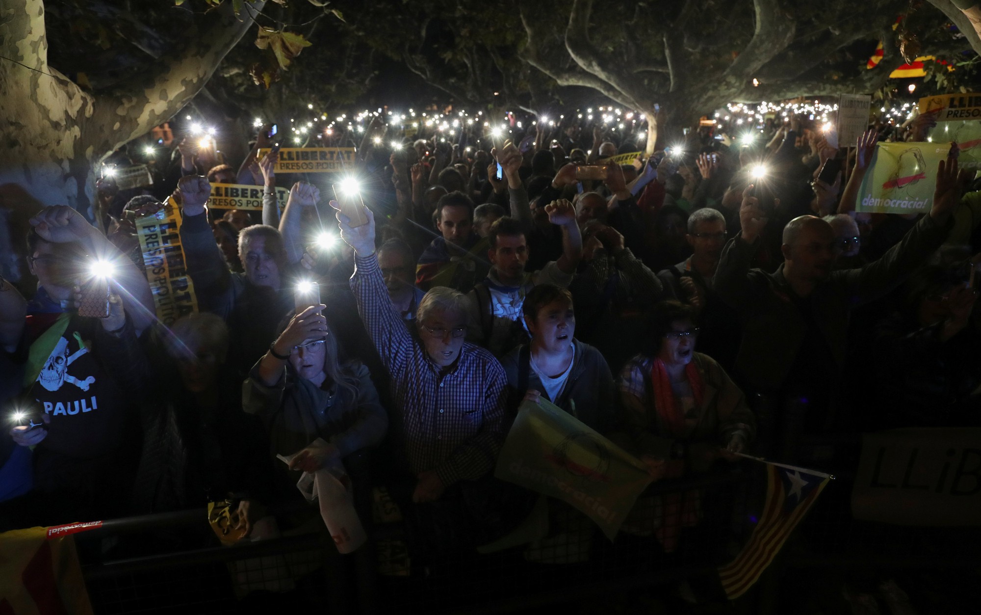 Người dân biểu tình đòi thả tự do cho các cựu quan chức Catalonia. Ảnh: Reuters