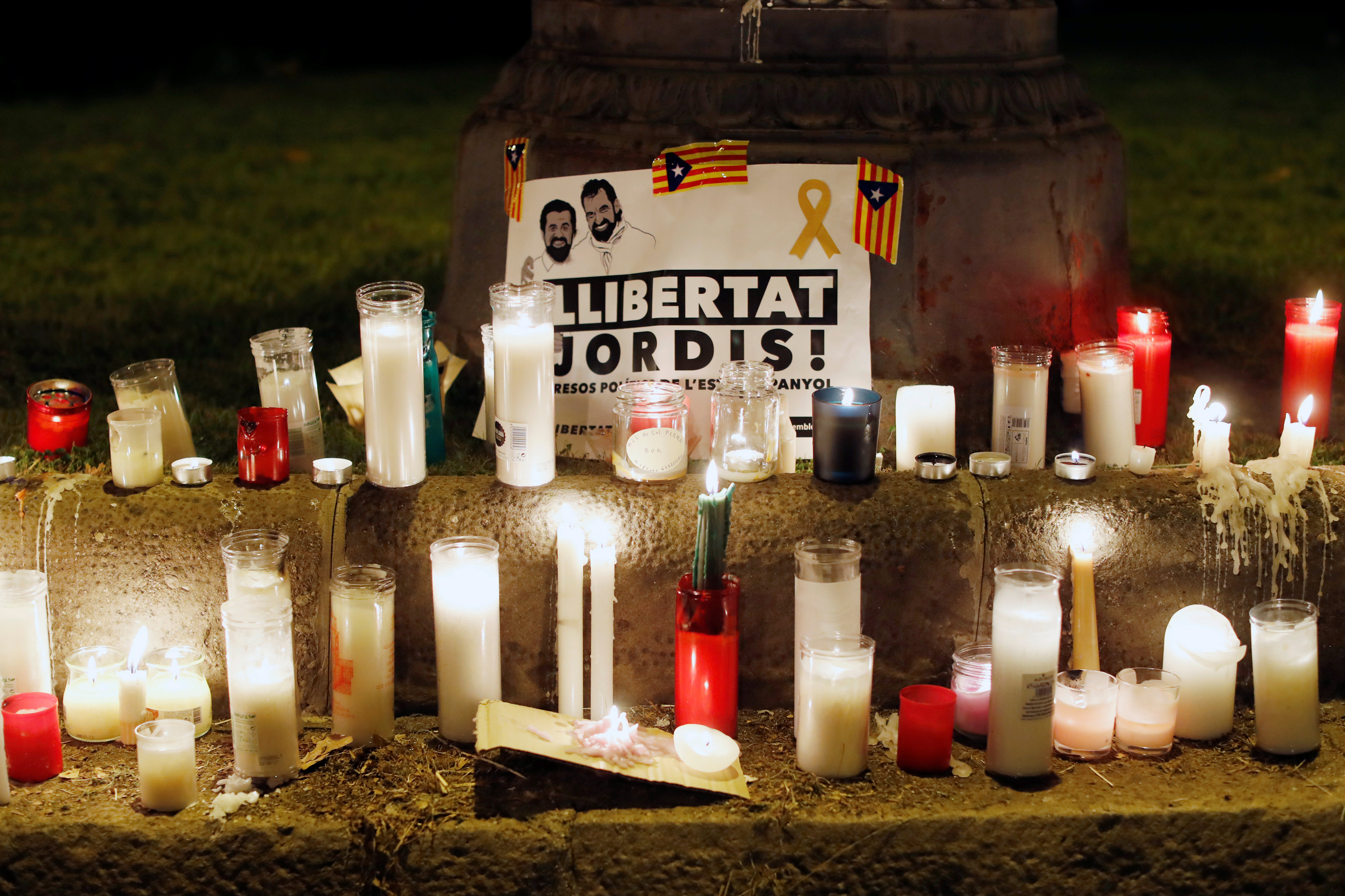 Lãnh đạo Catalonia Carles Puigdemont gọi hai lãnh đạo ly khai Calatonia Jordi Sánchez và Jordi Cuixart là những tù nhân chính trị. Ảnh: Reuters