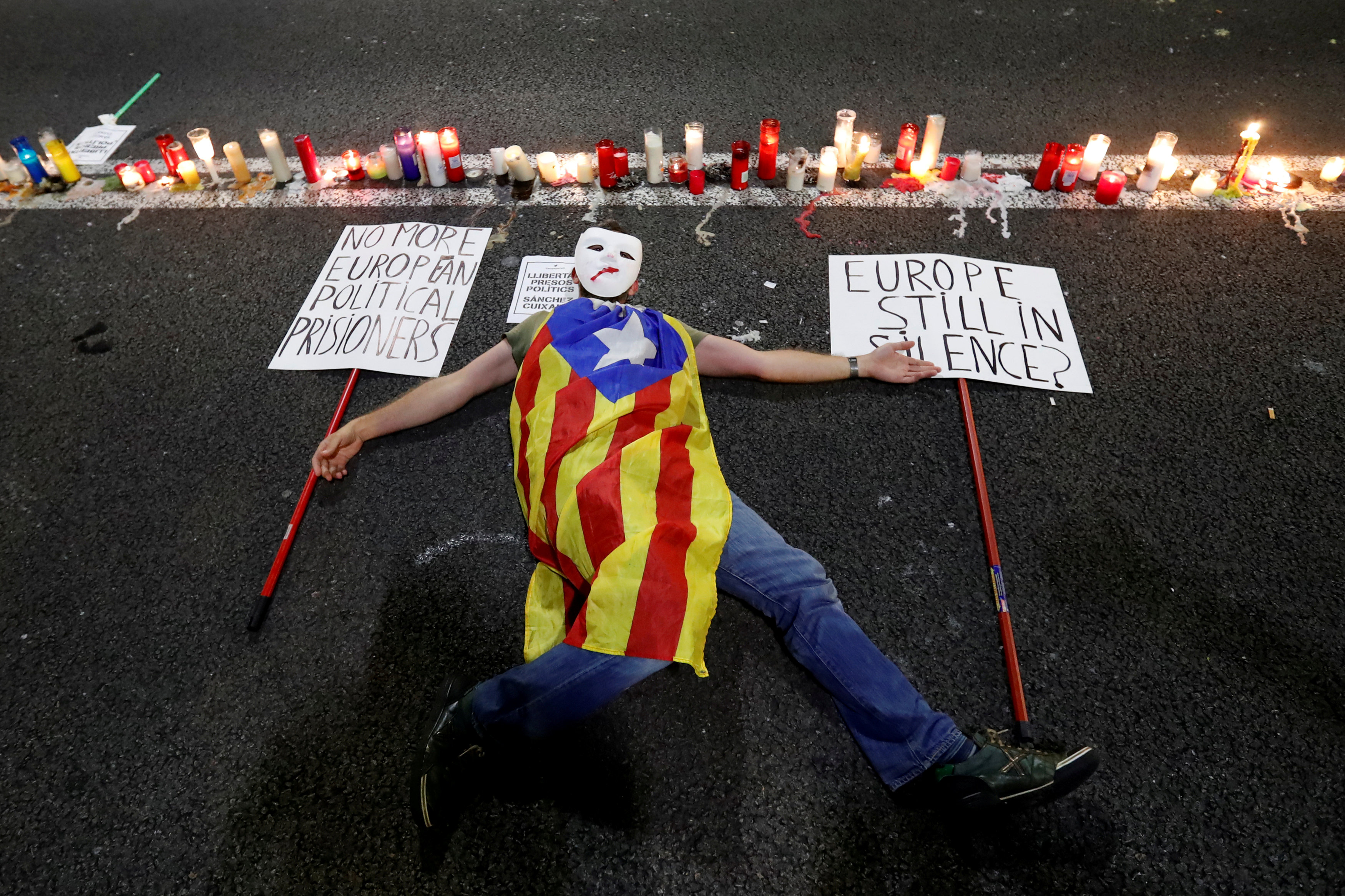 Người biểu tình phản đối ắt giữ hai nhà lãnh đạo ly khai Calatonia Jordi Sánchez và Jordi Cuixart. Ảnh: Reuters