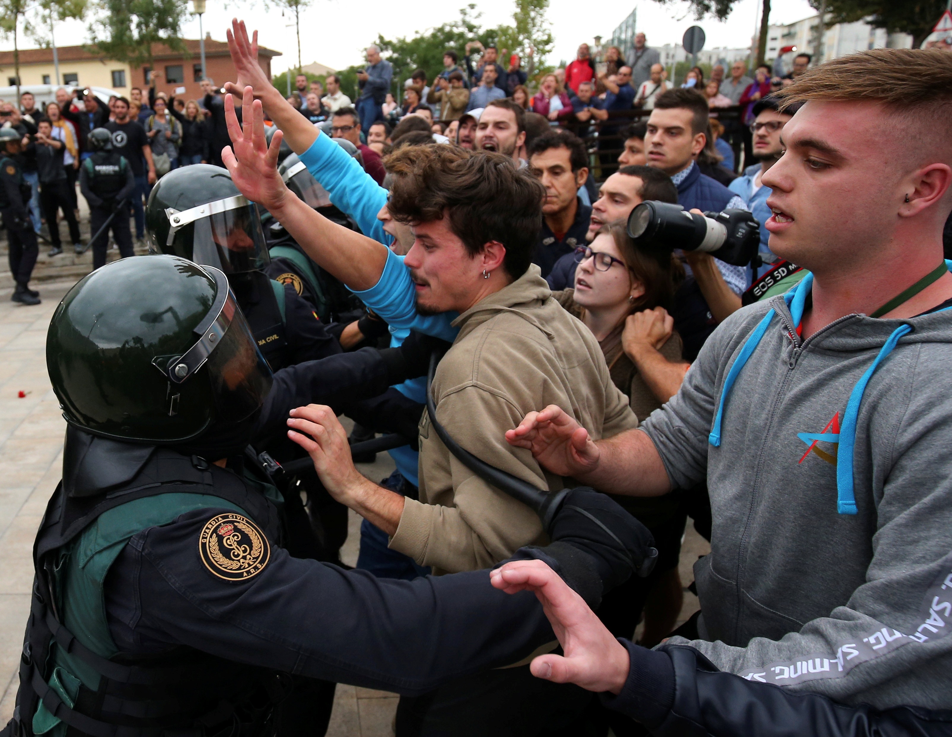 Dân Catalonia đi bầu bất chấp bạo lực