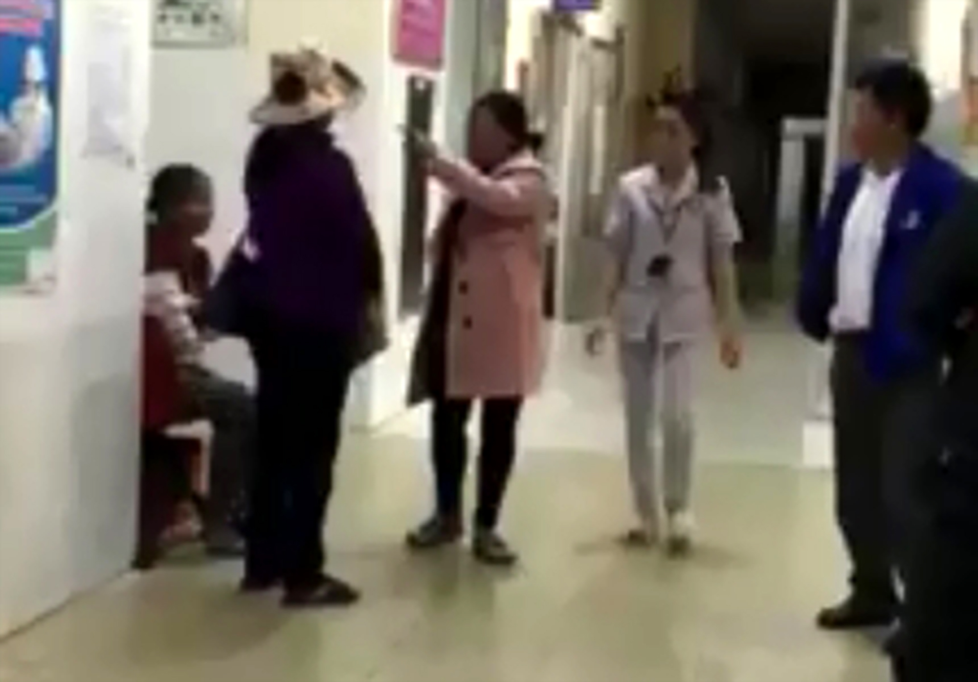 Vụ trẻ sơ sinh tử vong: Đình chỉ 3 nữ hộ sinh ngủ trong kíp trực
