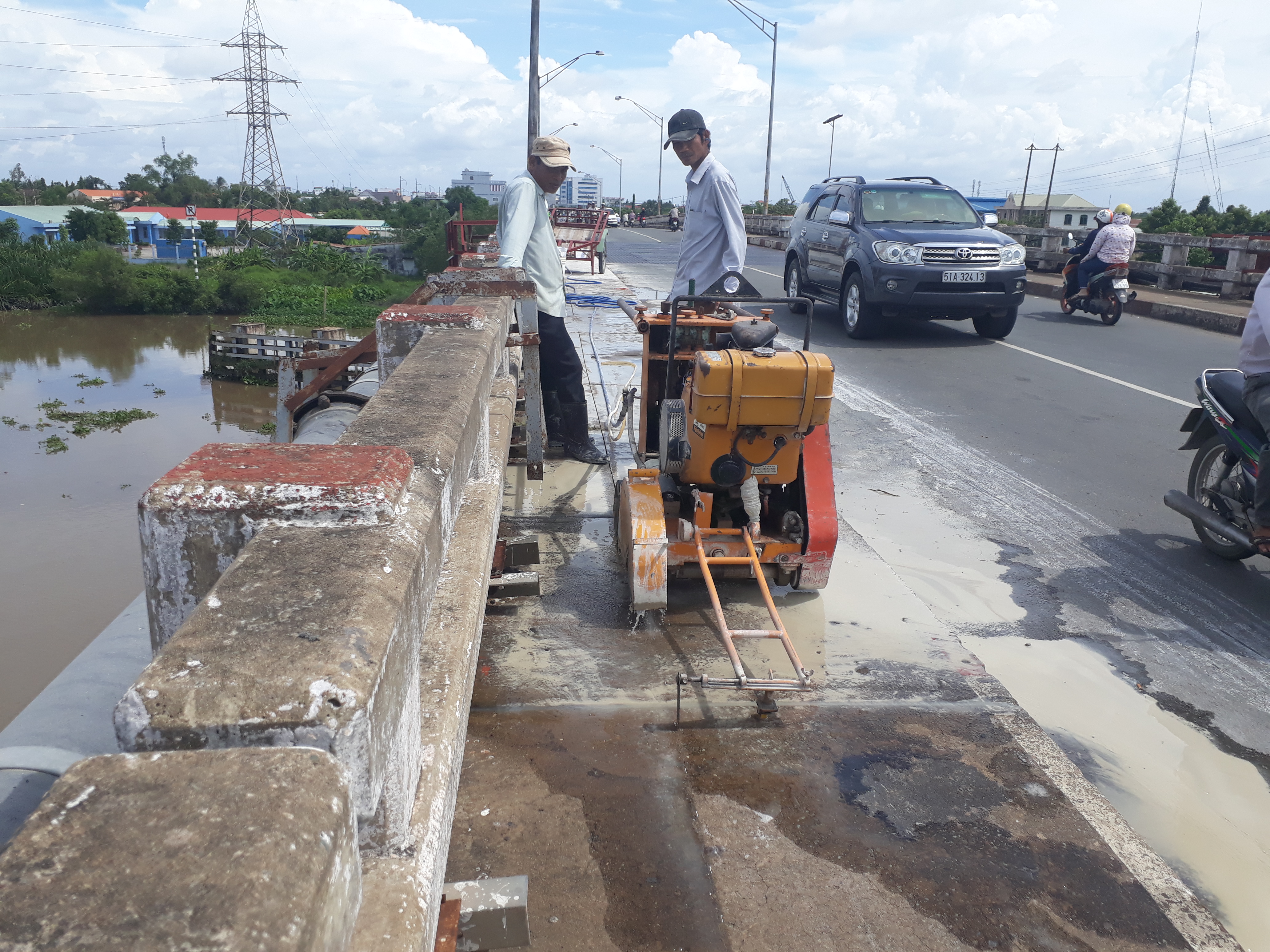 Cấm xe qua cầu Tân An 1 - Ảnh 2.