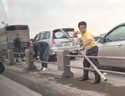 Tước bằng tài xế tháo dải phân cách trên cầu Thanh Trì