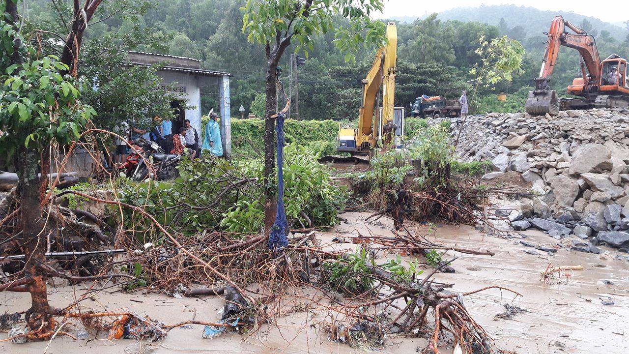 Đà Nẵng: Kè biển sạt lở, 54 nhà dân có nguy cơ bị cuốn trôi - Ảnh 2.