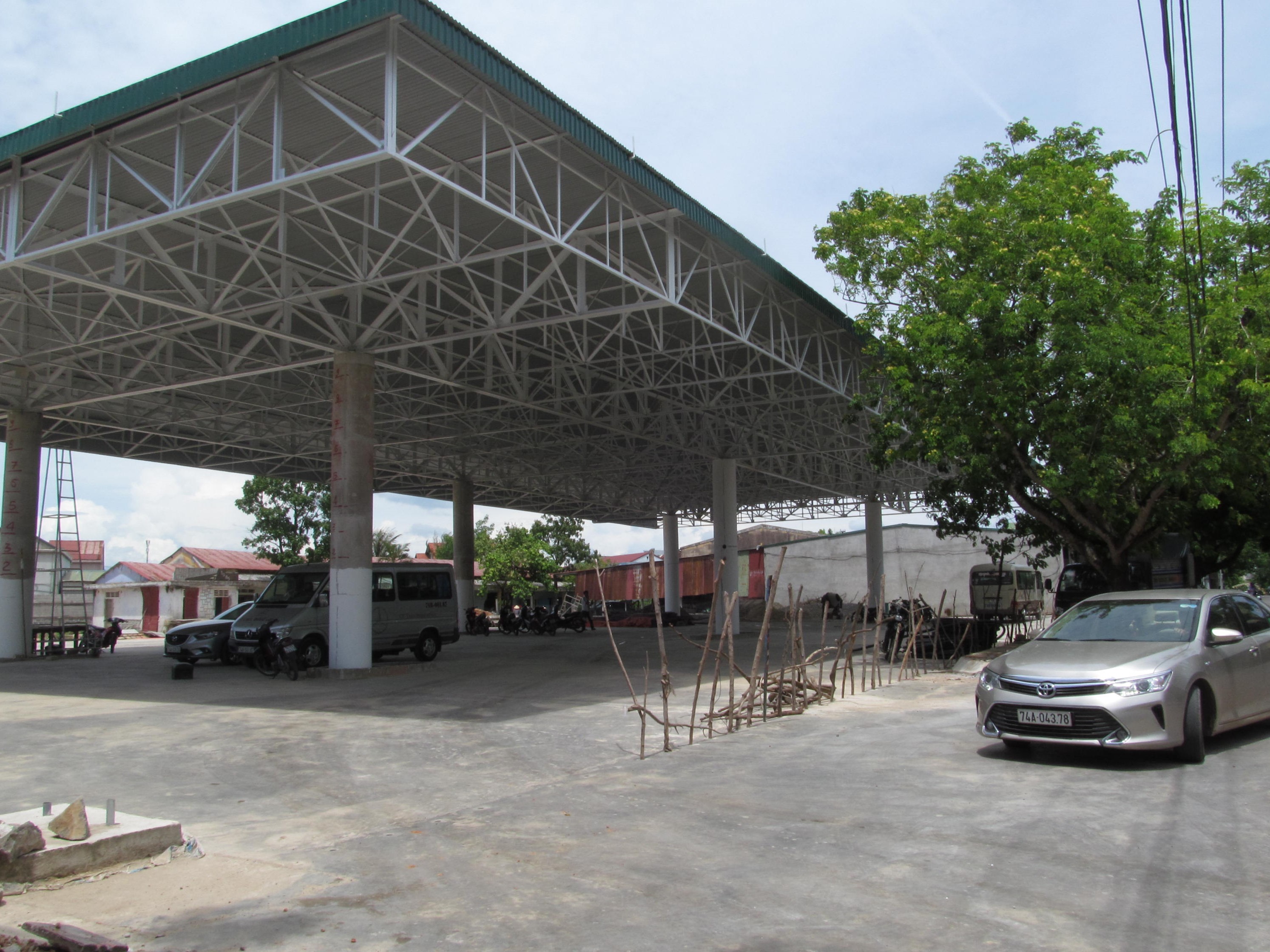 Bồn chứa cây xăng cạnh nhà dân