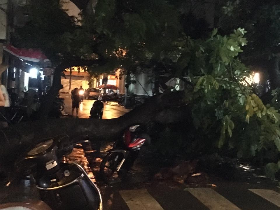 Mưa lớn, H&agrave; Nội ngập s&acirc;u, giao th&ocirc;ng hỗn loạn - Ảnh 12.