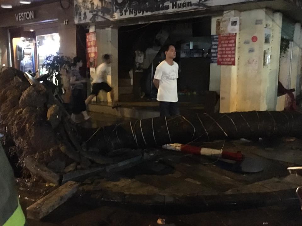 Mưa lớn, H&agrave; Nội ngập s&acirc;u, giao th&ocirc;ng hỗn loạn - Ảnh 13.