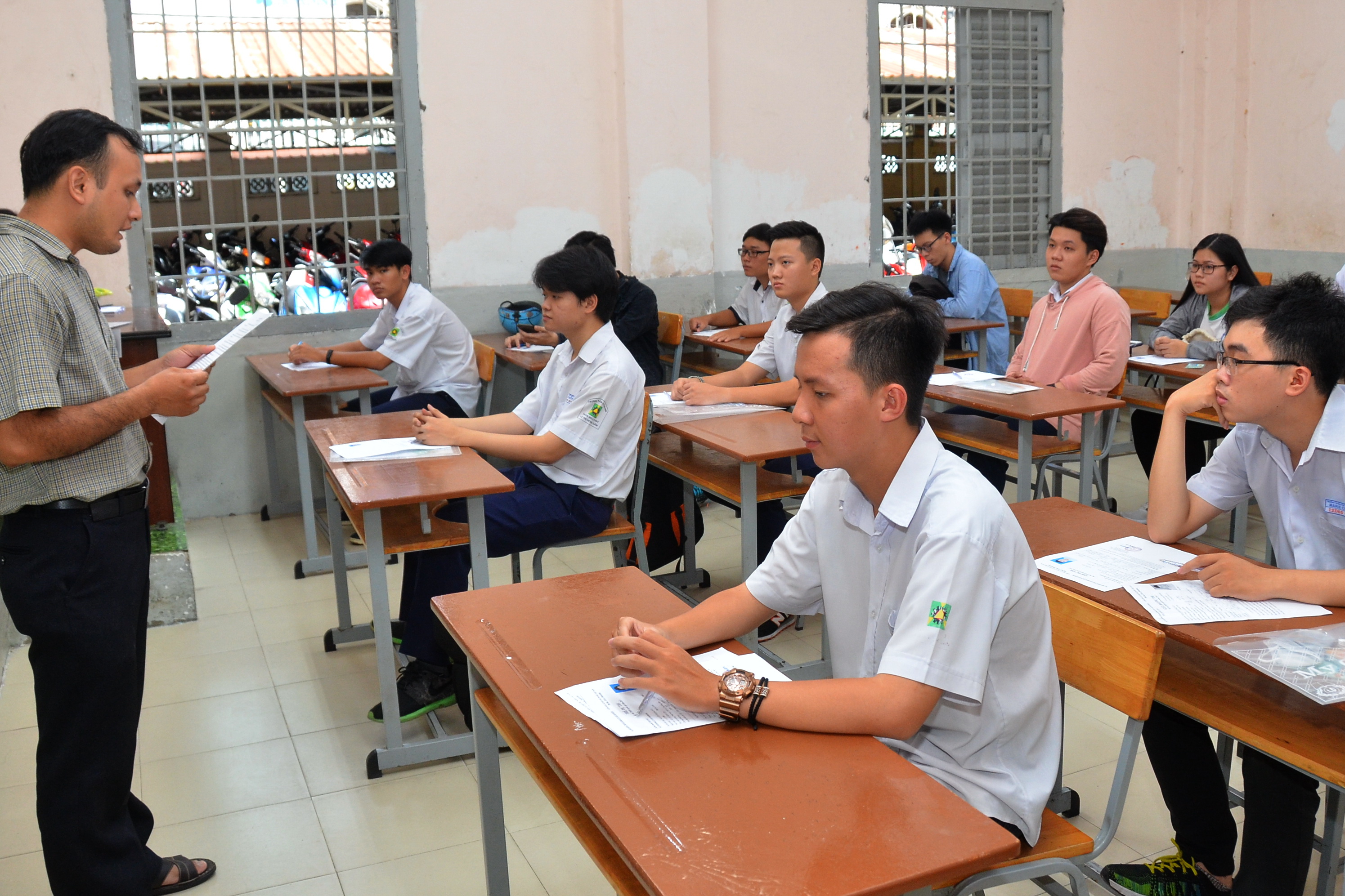 Kh&ocirc;ng tạo &aacute;p lực với th&iacute; sinh - Ảnh 1.