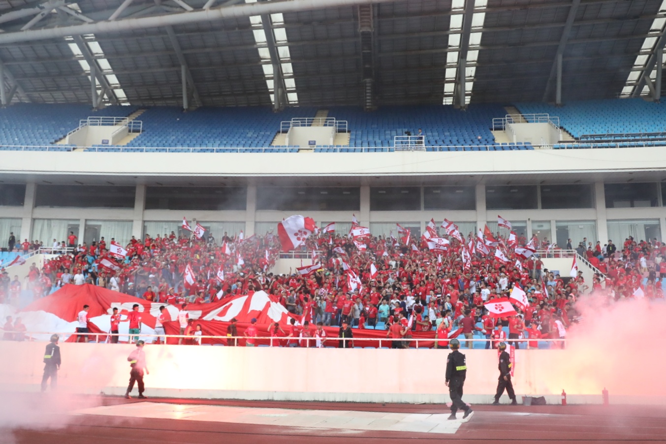 CĐV Hải Phòng lại quậy
