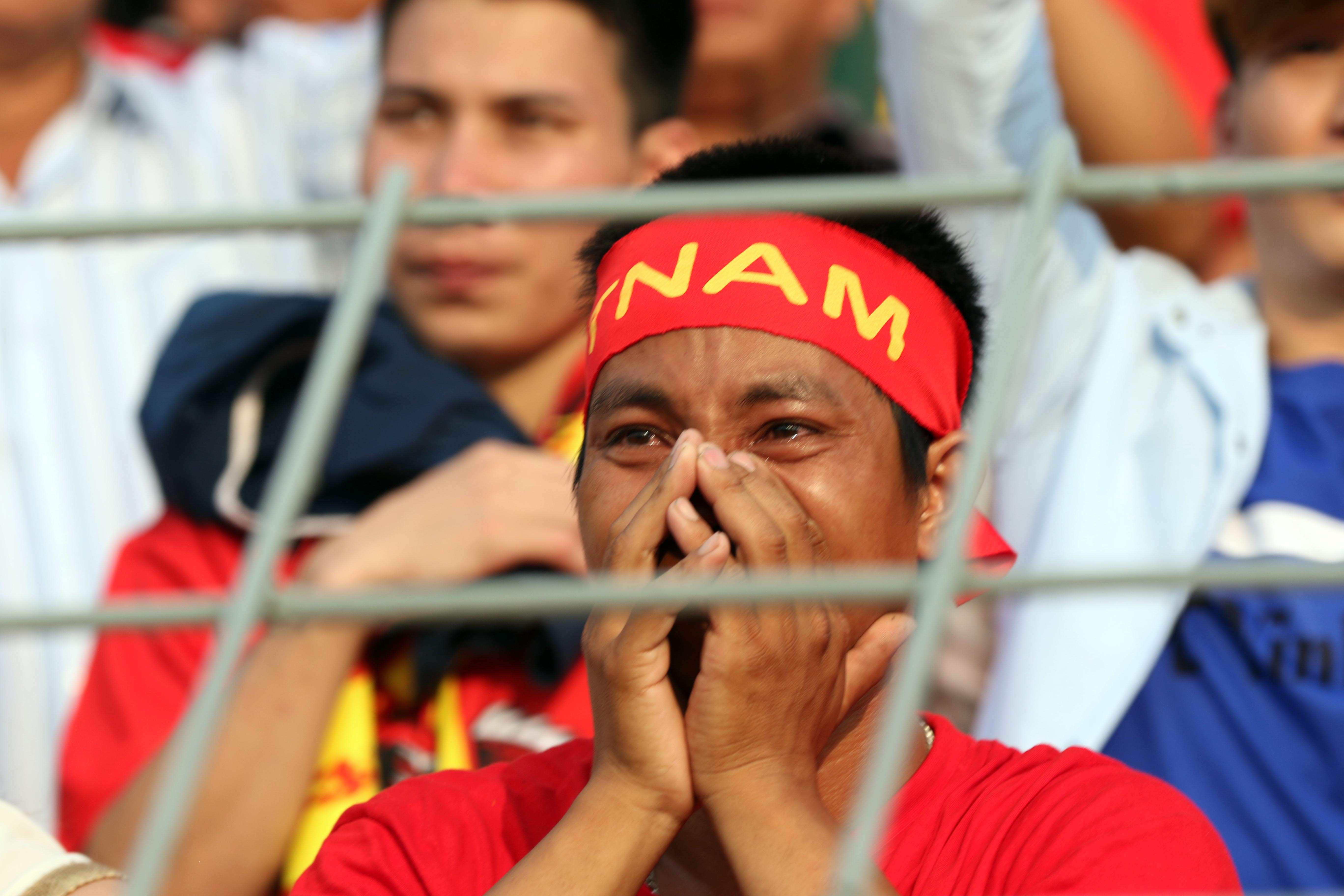 Ch&ugrave;m ảnh: Nước mắt Việt Nam tại Selayang sau trận thua của U22! - Ảnh 6.