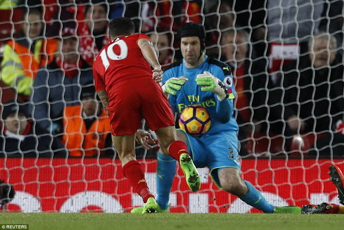 Petr Cech và hàng thủ Arsenal chật vật trước các chân sút Liverpool