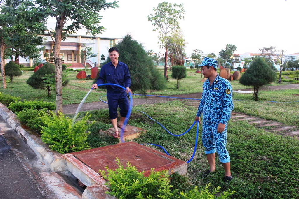 Niềm vui của các chiến sĩ cũng đơn giản là chăm sóc cây cảnh