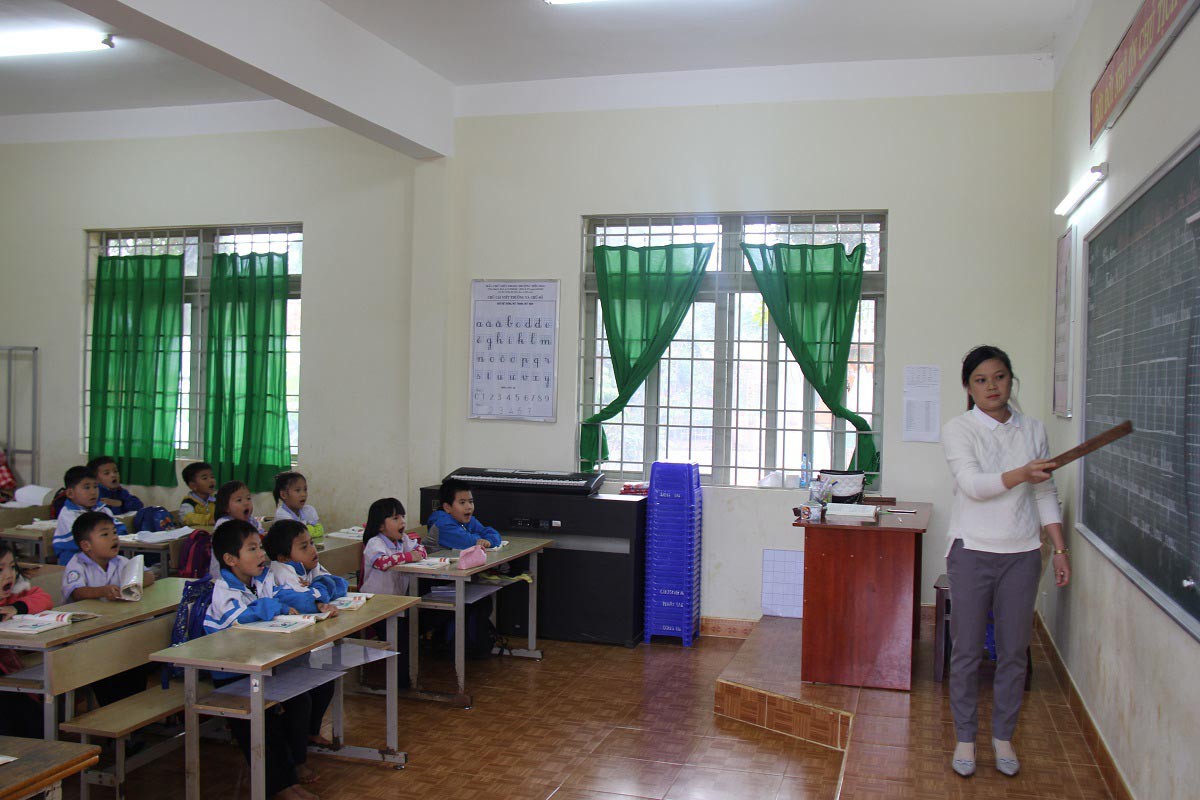 Hàng ngàn giáo viên bị nợ lương, lo mất việc
