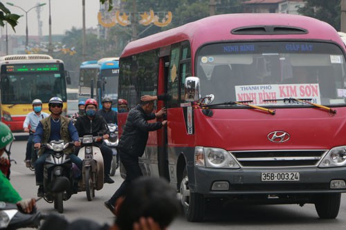 Hà Nội "xử" cán bộ làm ngơ xe dù, bến cóc