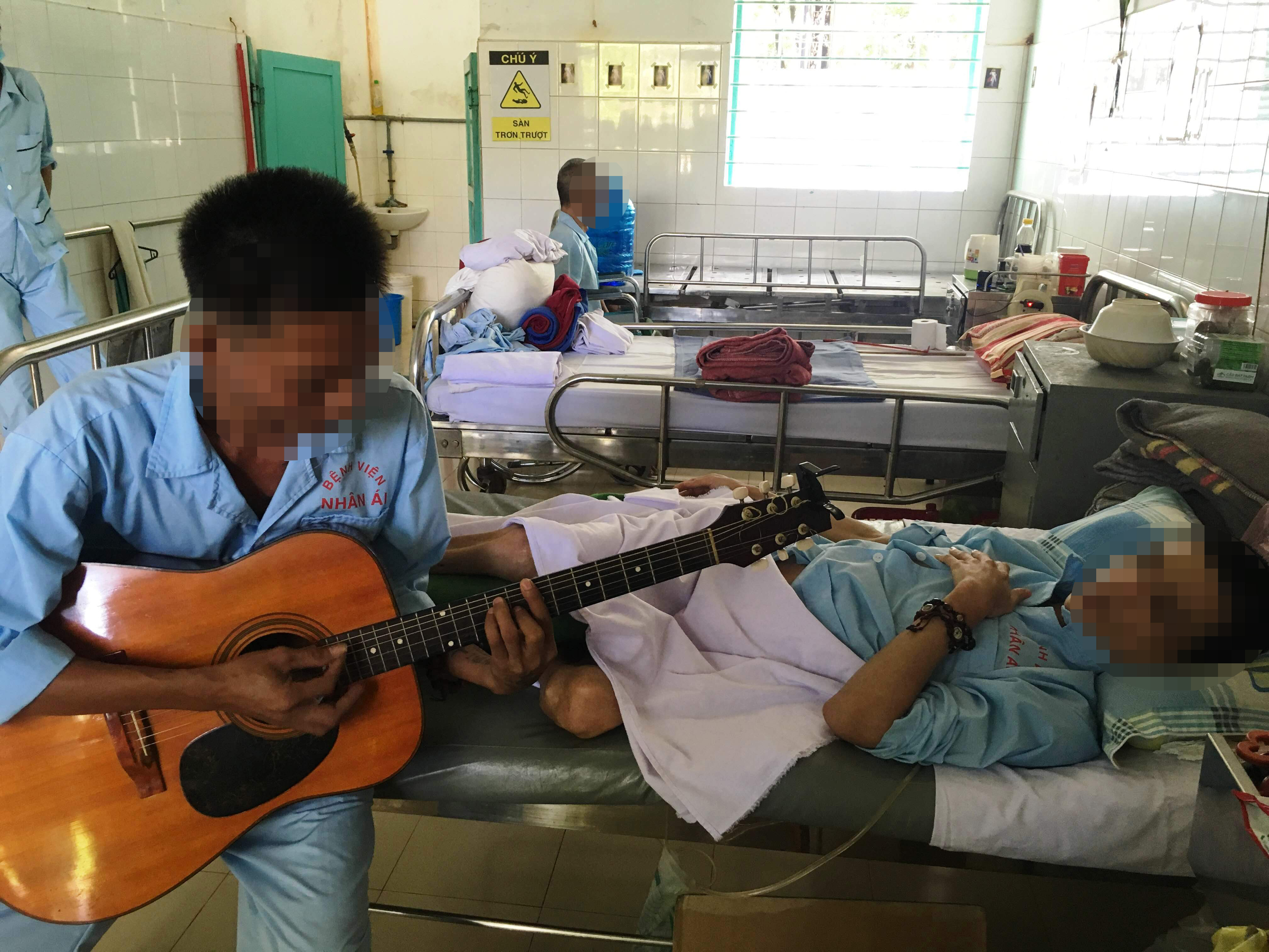 Đắng lòng những cảnh đời có "H"