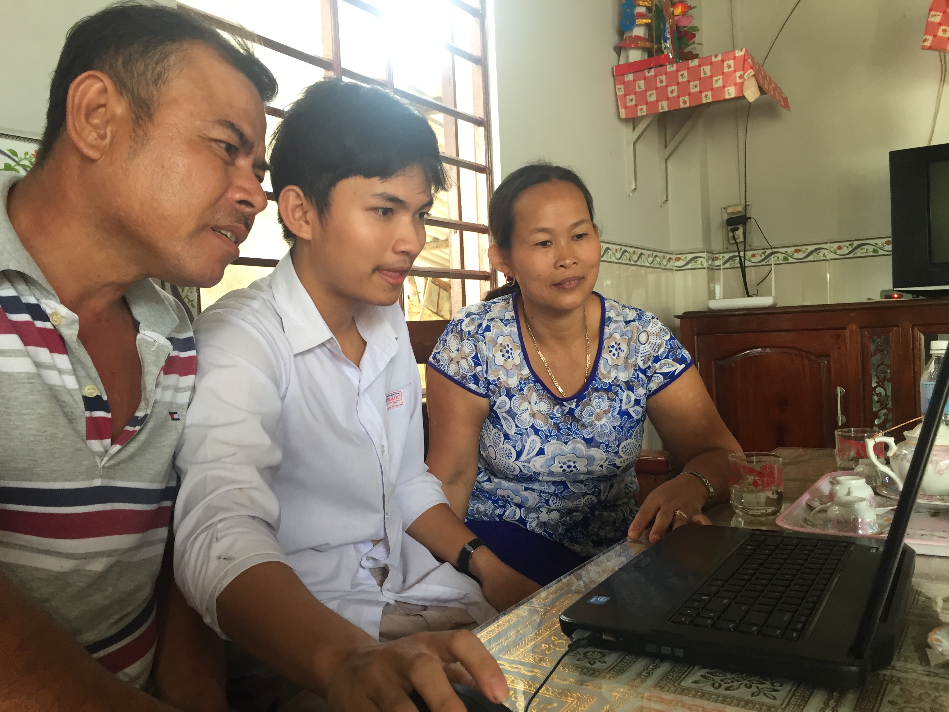 Đạt điểm thi rất cao dù bao nghịch cảnh: Rạng danh trường làng