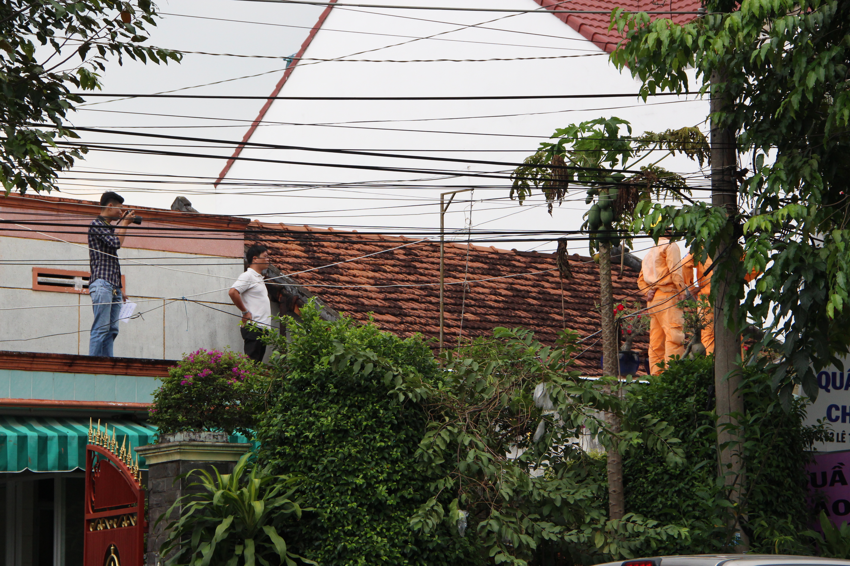 Hoảng hốt phát hiện thi thể trên mái nhà